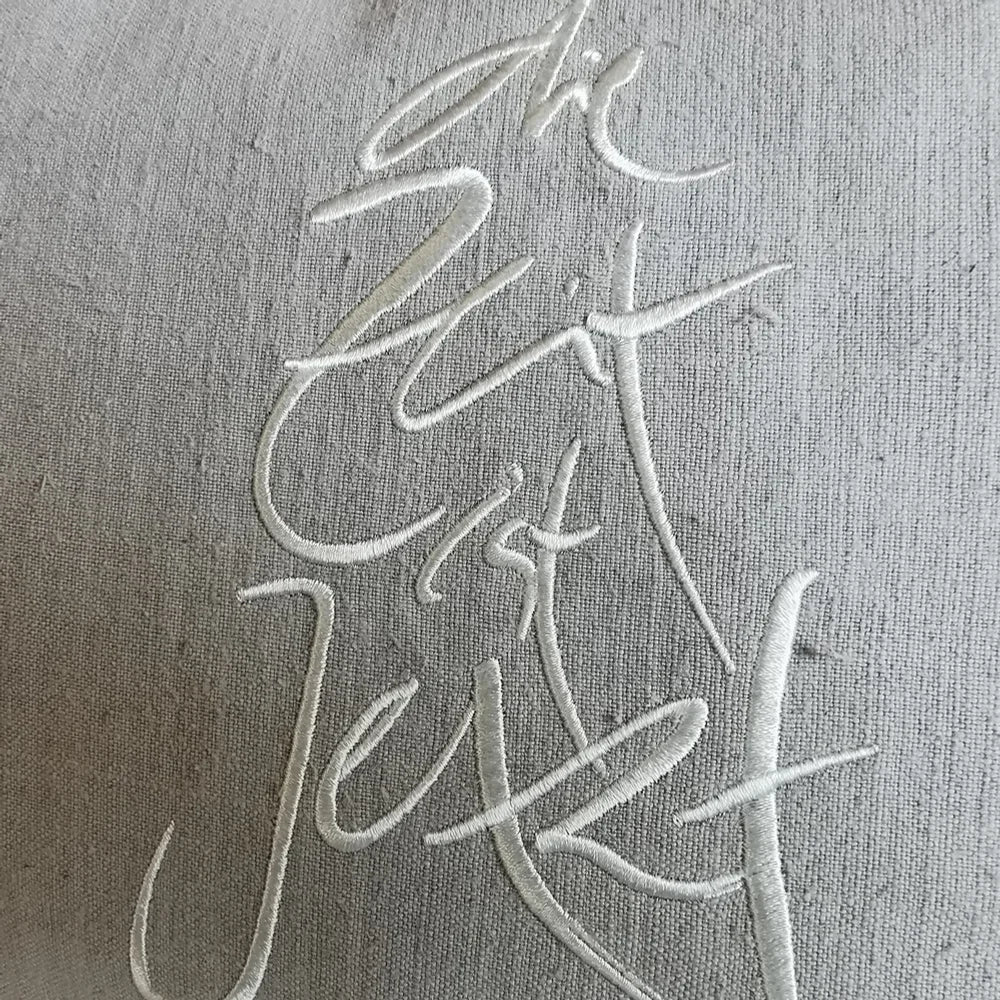 Handgefertigte Kissenhülle mit inspirierender Stickerei aus Tirol