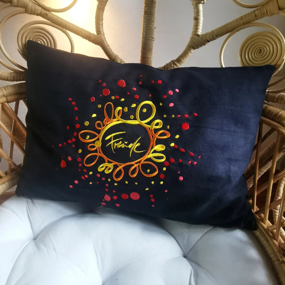 Zirbenkissen mit farbenfroher Stickerei „Freude / Ornament“