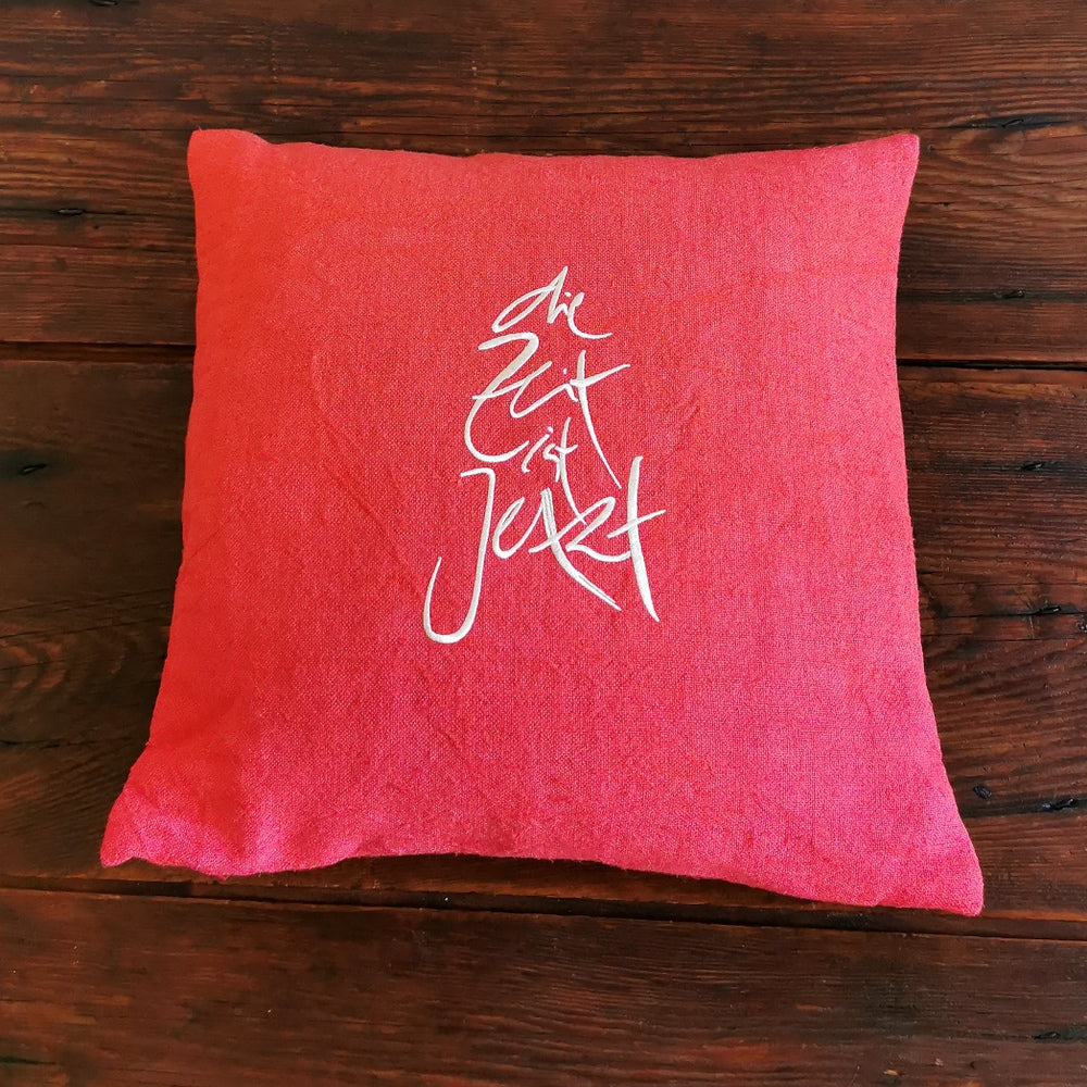 Das Zirbenkissen „Die Zeit ist Jetzt“ vereint antikes Bauernleinen, kraftvolle Stickerei und die wohltuende Füllung aus Tiroler Zirbenholzflocken zu einem einzigartigen Unikat, das deinen Schlaf bereichert und für bewusste Achtsamkeit sorgt.