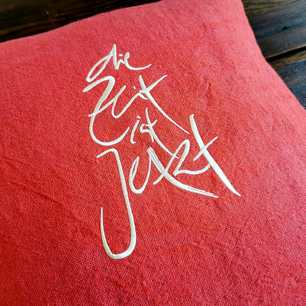 Mit dem handgemachten Zirbenkissen „Die Zeit ist Jetzt“ holst du dir ein limitiertes Unikat ins Haus, das durch seine regulierbare Zirbenfüllung, die atmungsaktive Leinenhülle und die inspirierende Botschaft überzeugt.