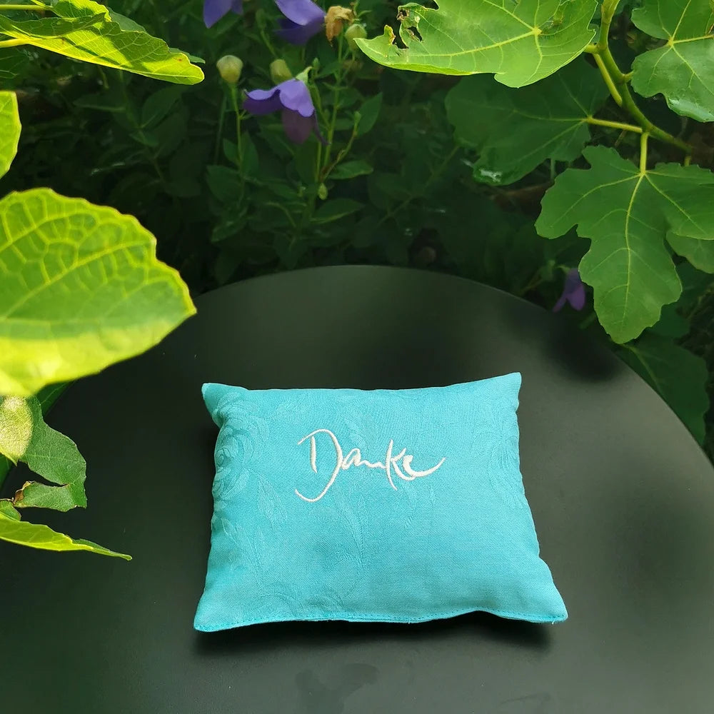 Zirbenkissen „Danke“ – Duftkissen mit Stickerei als exklusives Wohnaccessoire