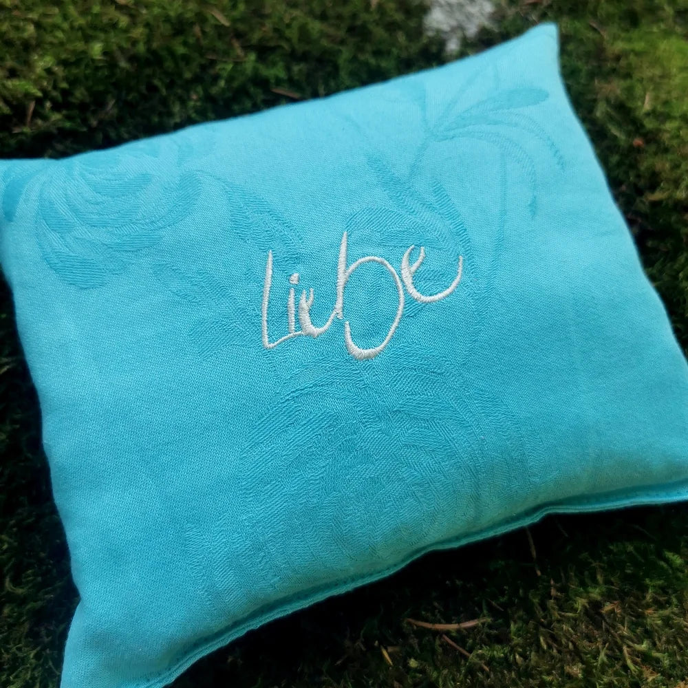 Geschenkidee Zirbenkissen „Liebe“ – wohlduftende Deko und Herzenswärme für Zuhause