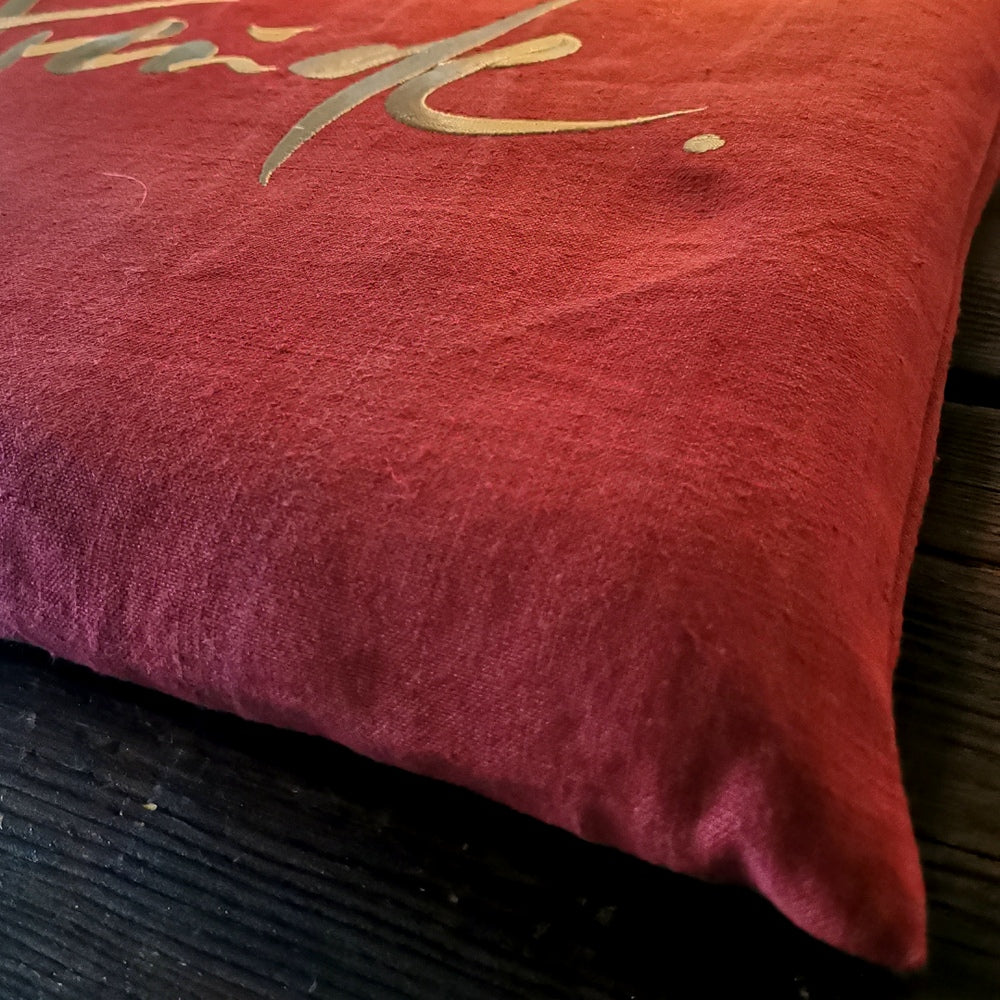 Dieses außergewöhnliche Meditationskissen „Freude“ schenkt dir Inspiration und Komfort, ob im Büro, zu Hause oder unterwegs – handgefertigt aus robustem Vintage-Leinen, limitiert und online erhältlich.