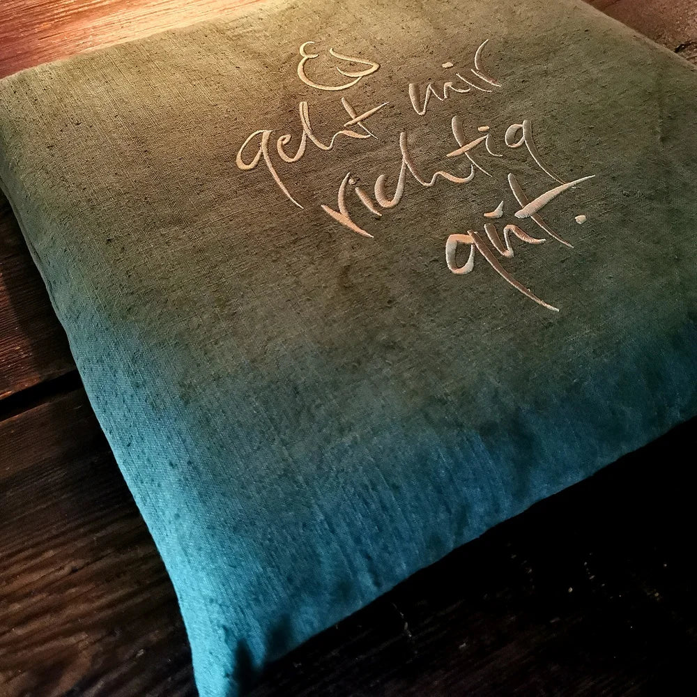 Meditations- und Yogakissen „Es geht mir richtig gut“ – handgefertigtes Sitzkissen aus grünem Bauernleinen, limitiert und nummeriert