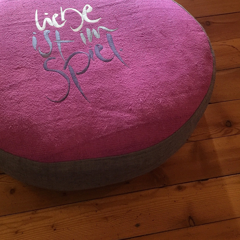 Bodenkissen "Liebe ist im Spiel"