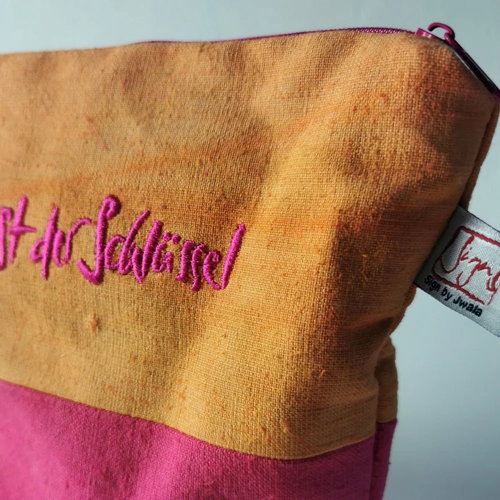Handgefertigte Make-up-Tasche aus Tirol mit zwei Innenfächern