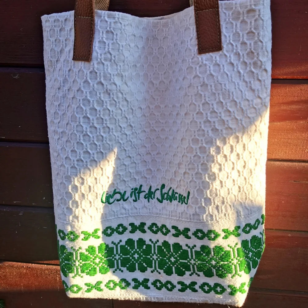 Limitierte Schultertasche aus antikem Bauernleinen „Liebe ist der Schlüssel“