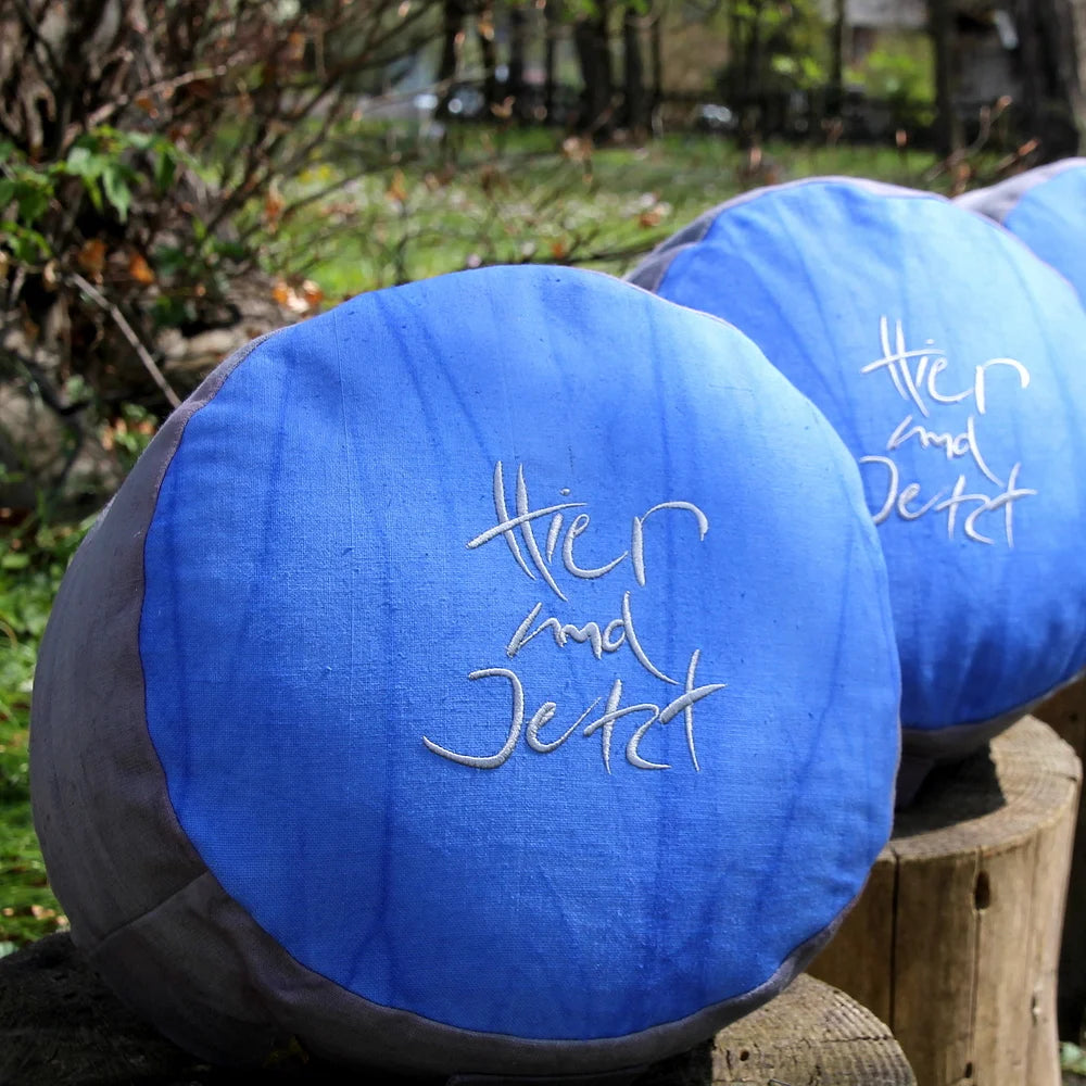 Designer Yoga Kissen aus Tirol – ergonomisches Meditationskissen „Hier und Jetzt“