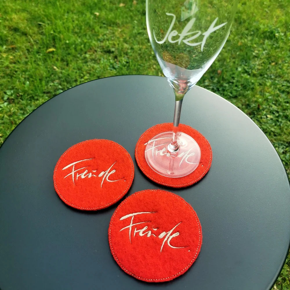 Glasuntersetzer „Freude“ Rot – handgemachte Wollwalk-Unikate aus Tirol
