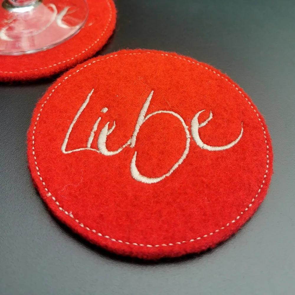 Rote Sign-Glasuntersetzer „Liebe“ – besondere Untersetzer für hochwertige Gläser