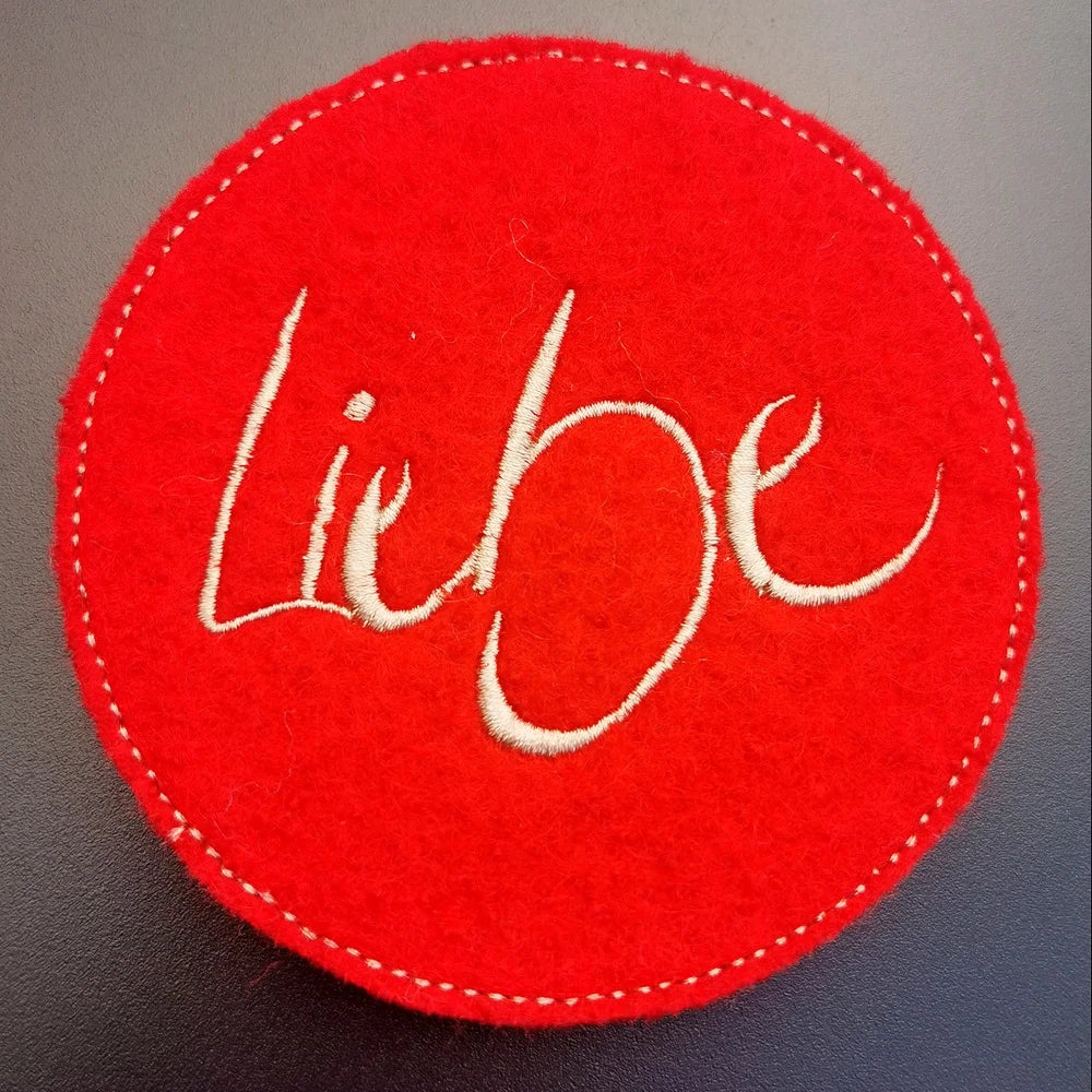 Edle Glasuntersetzer „Liebe“ in Rot – hochwertige Untersetzer für Wein- und Wassergläser