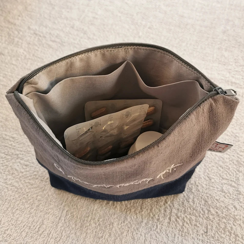 Kosmetiktasche aus Bauernleinen mit Sign Stickerei