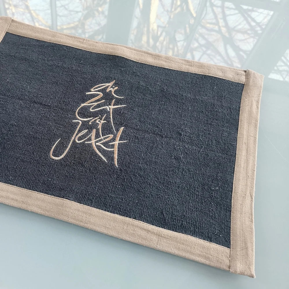 Premium Tischdekoration aus Bauernleinen, handgemachtes Einzelstück mit Sign by Jwala® Stickerei, einzigartiges Geschenk für Herzensmenschen