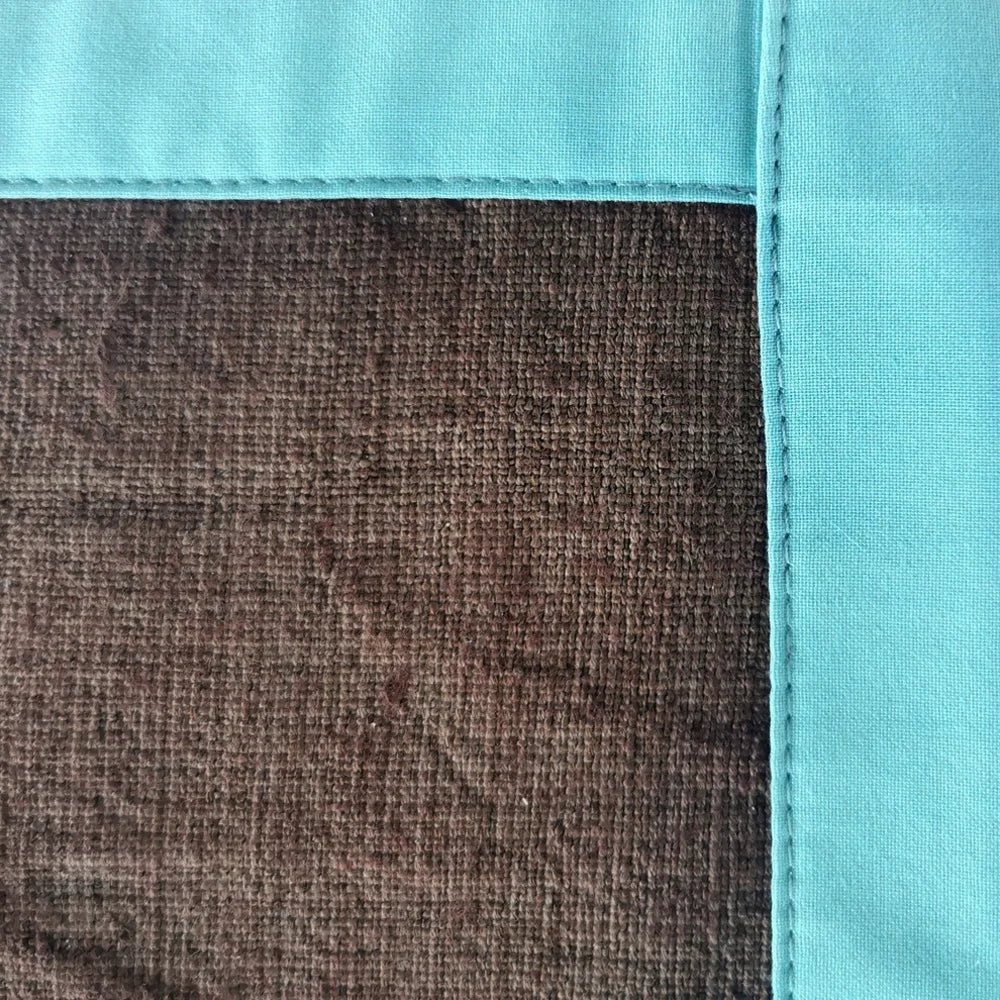Premium Tischdekoration aus handgefärbtem Bauernleinen, einzigartiges Tischset mit Sign by Jwala® Stickerei, limitiert und handgemacht