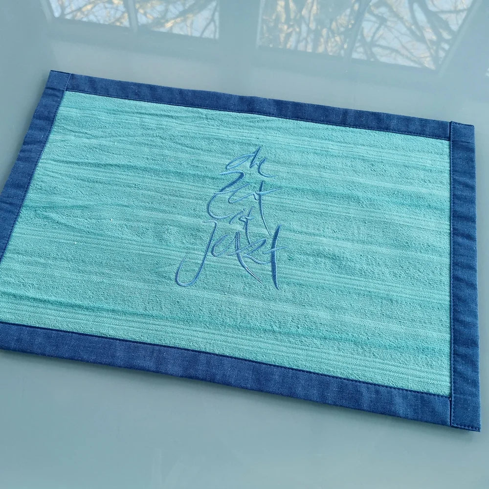 Besonderes Tischset mit Stickerei „die Zeit ist Jetzt“, handgefärbtes Bauernleinen aus Tirol, stilvolle Tischdekoration in Capri und Denim