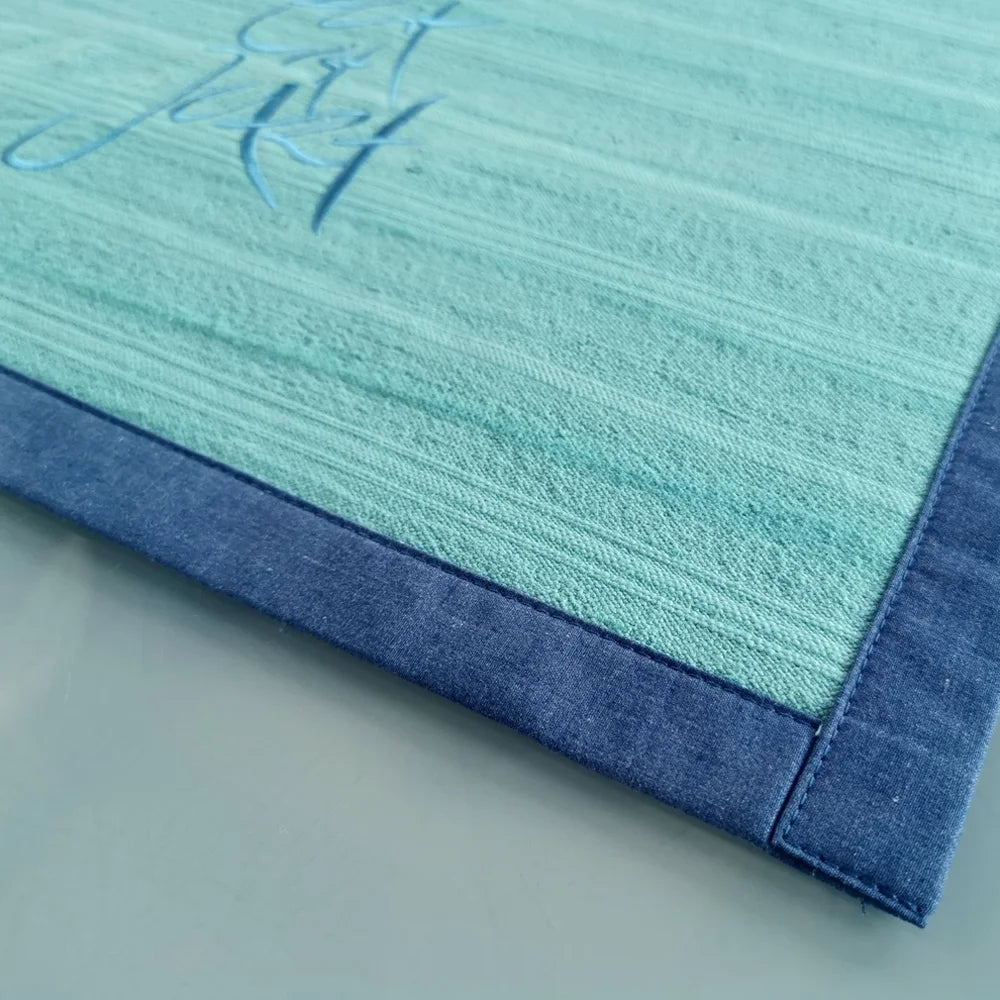 Tischset aus Tirol online kaufen, handgefärbtes Bauernleinen in Capri und Denim, handgenäht, limitiert und inspirierend