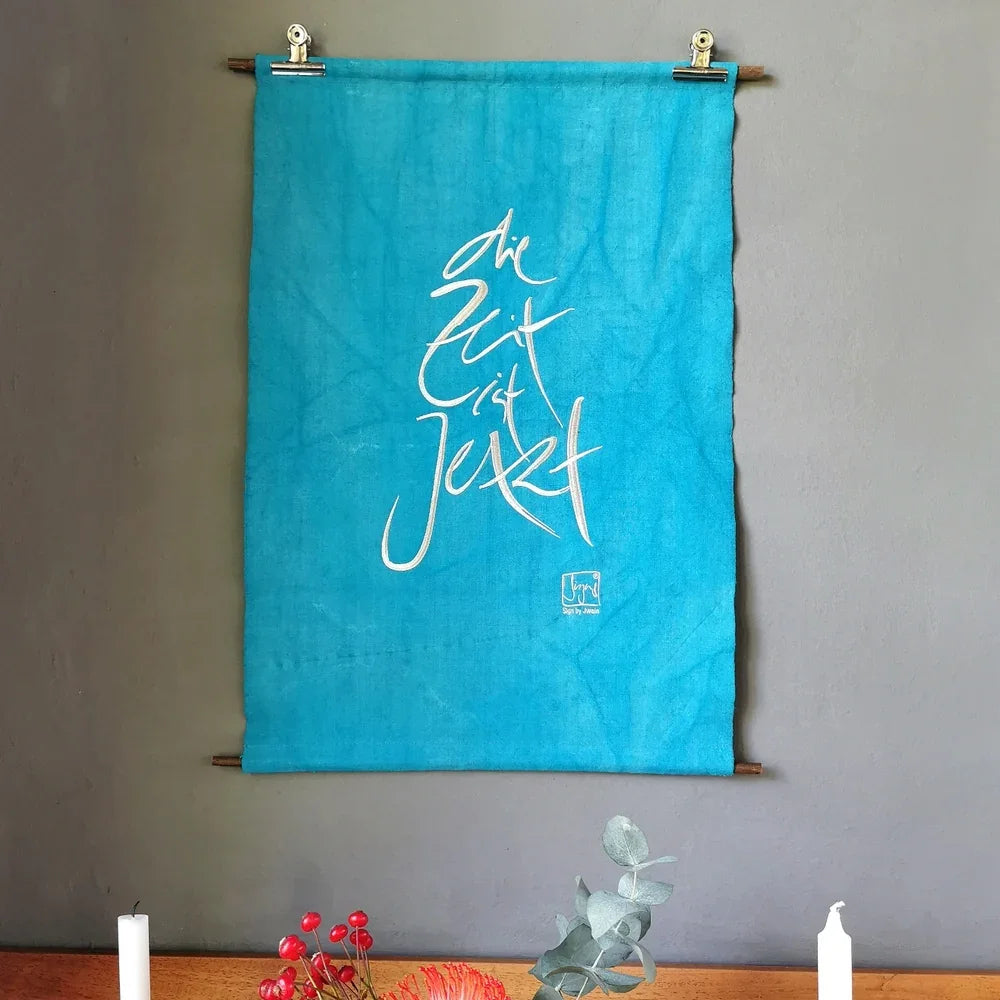 Limitierter Sign-Haussegen als besondere Wandkunst, handgefertigt aus antikem Bauernleinen, inspirierender Segensspruch für mehr Klarheit und Energie