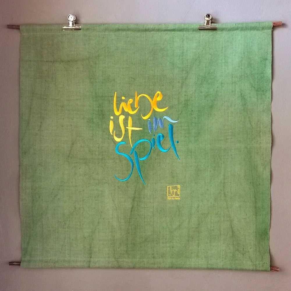 Besonderer Wandteppich „Liebe ist im Spiel“, limitierter Haussegen von Sign by Jwala®, spirituelle Wanddekoration für dein Zuhause