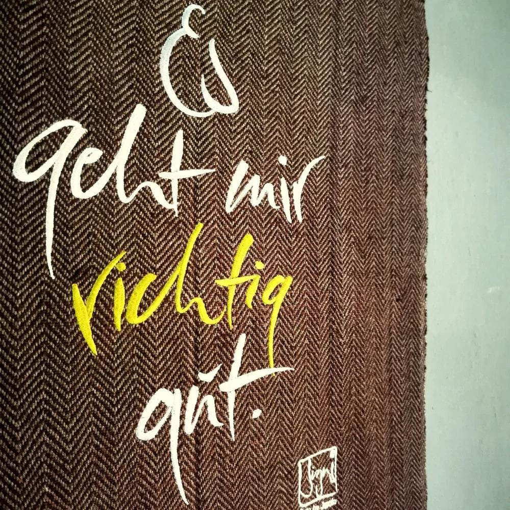 Besonderer Wandteppich „Es geht mir richtig gut“ mit edler Stickerei in Silber und Gold, kraftvolle Wanddekoration für dein Zuhause