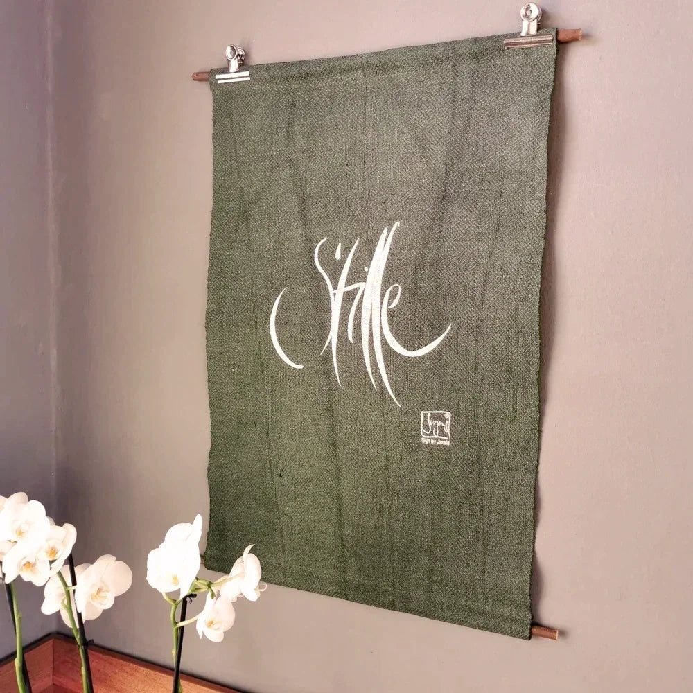 Spirituelle Wanddekoration „Stille“, handgefertigt aus Vintage Bauernleinen, kraftvolle Wandkunst mit inspirierender Botschaft für dein Zuhause