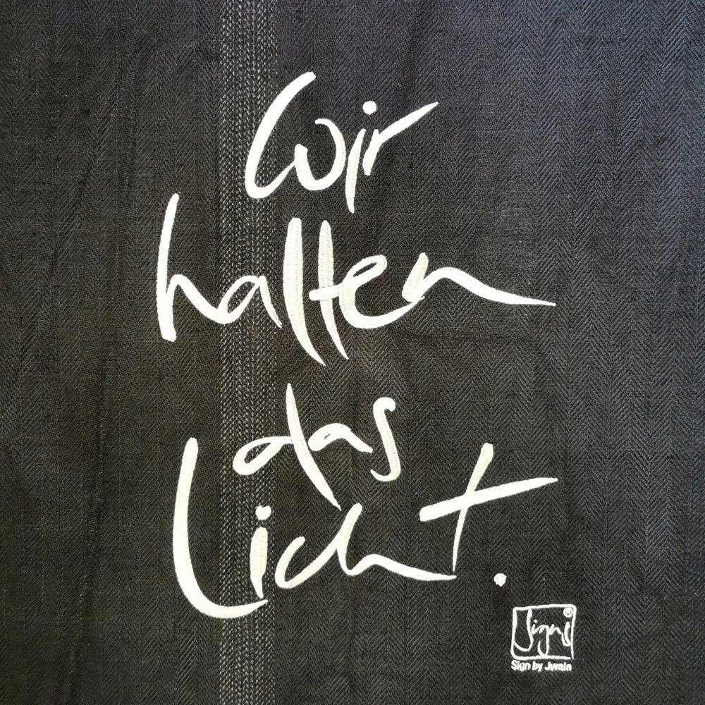 Exklusiver Haussegen „Wir halten das Licht“, handgefertigter Wandteppich mit edler Silberstickerei, limitierte spirituelle Wandkunst aus Tirol