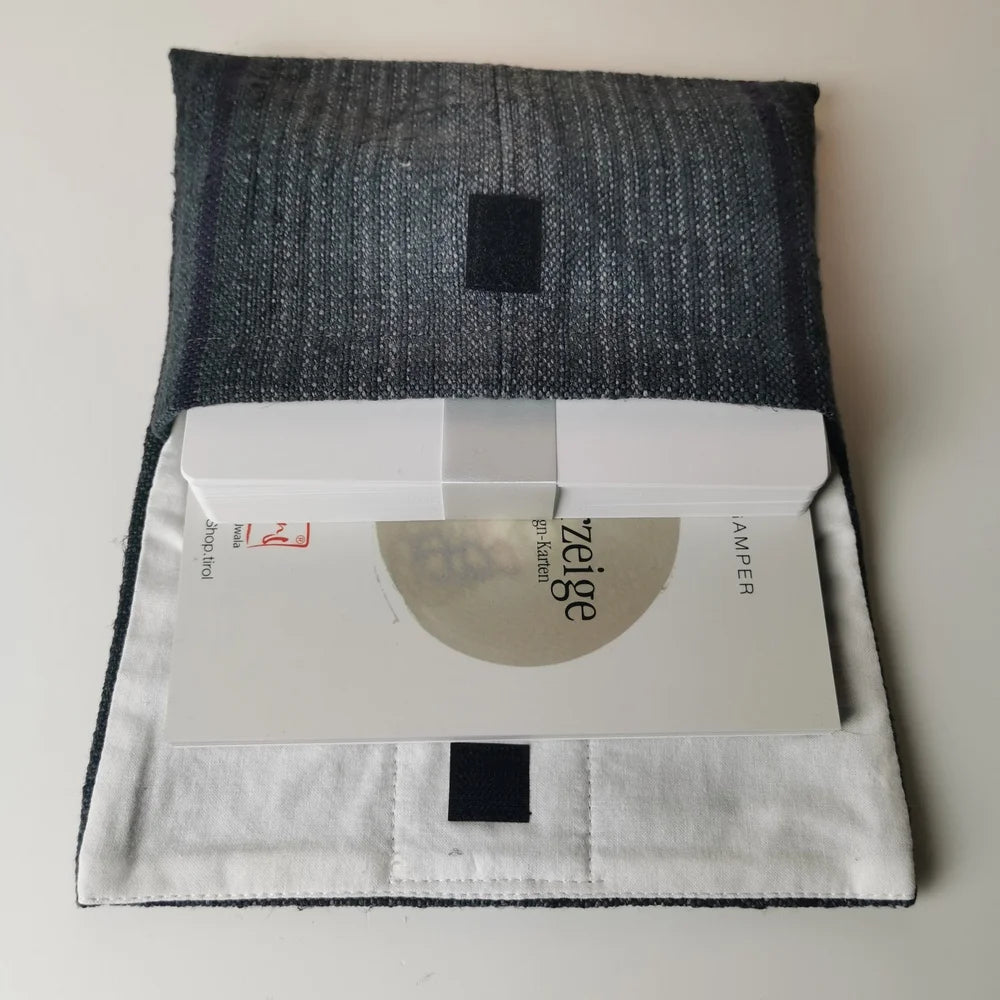 Handgemachtes SignKarten Set mit Buch „Fingerzeige“ in graphit gestreifter Bauernleinen Tasche