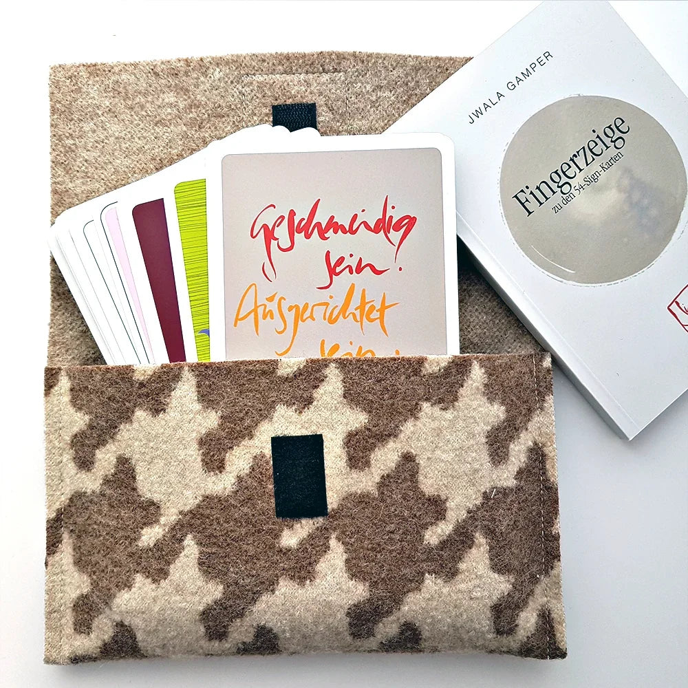 Premium Geschenkset mit 54 SignKarten und Buch „Fingerzeige“, handgemachte Wollwalk Tasche, Nuss Kartenständer und kraftvolle Botschaften