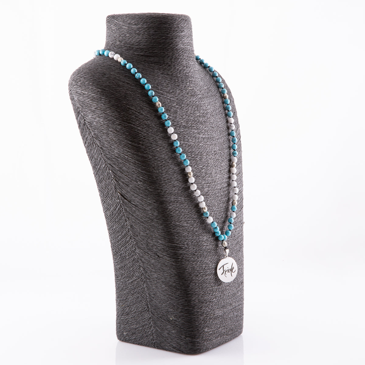 Handgemachte Mala Türkis Howlith – Edelstein-Kette mit Silber „Friede“ Medaillon, liebevoll verpackt aus dem SignShop Tirol