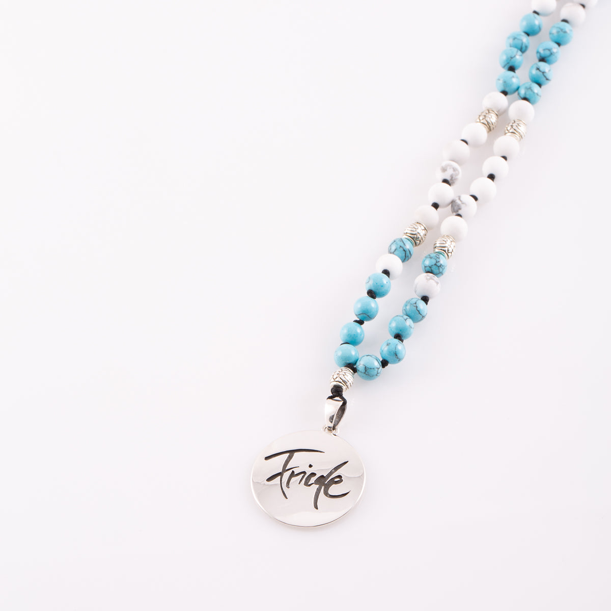 Einzigartige Mala-Kette aus Türkis und Howlith – 108 Perlen & „Friede“ Medaillon online sichern