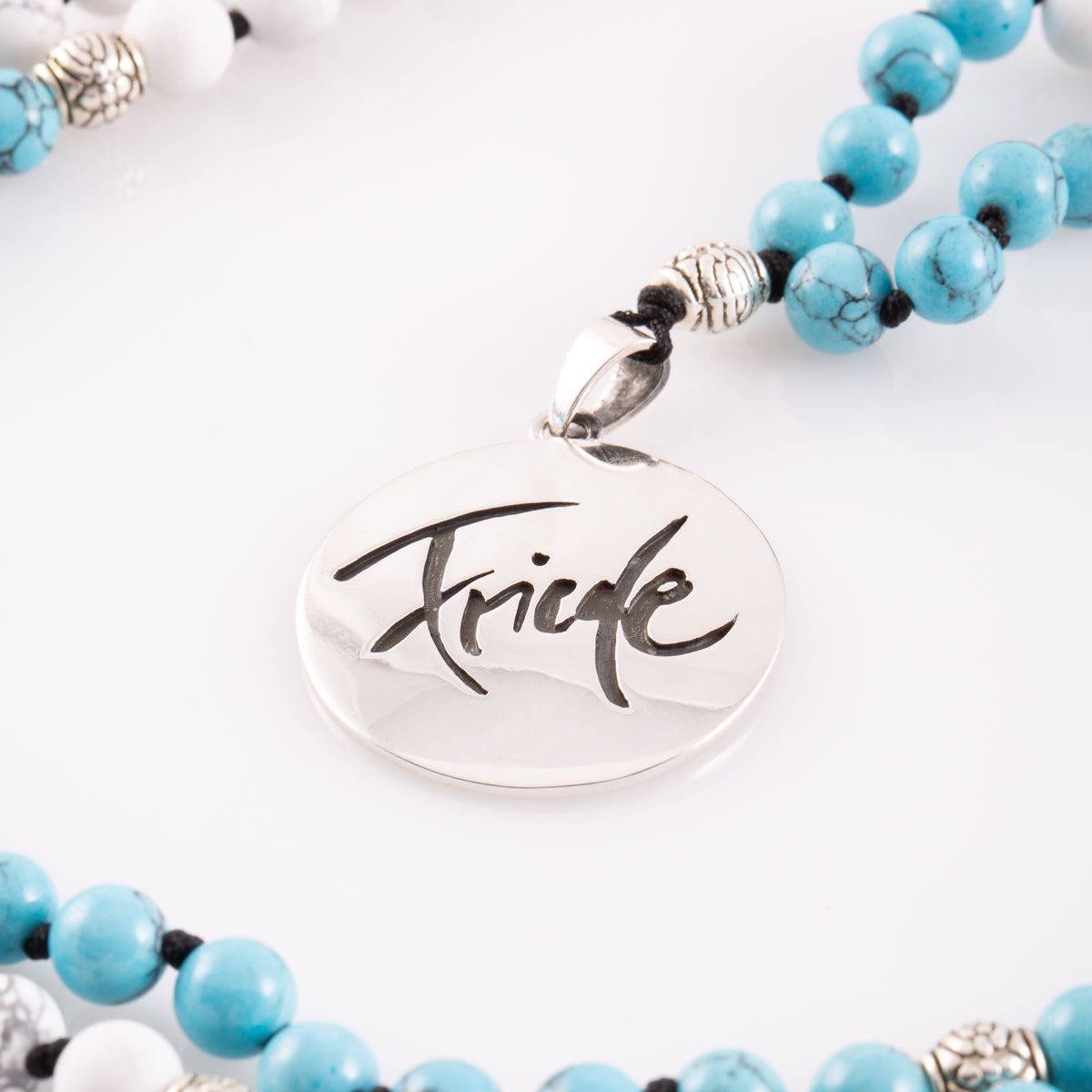 Türkis Howlith Mala-Kette – Spirituelle Halskette mit Silber-Medaillon „Friede“ sofort bestellen