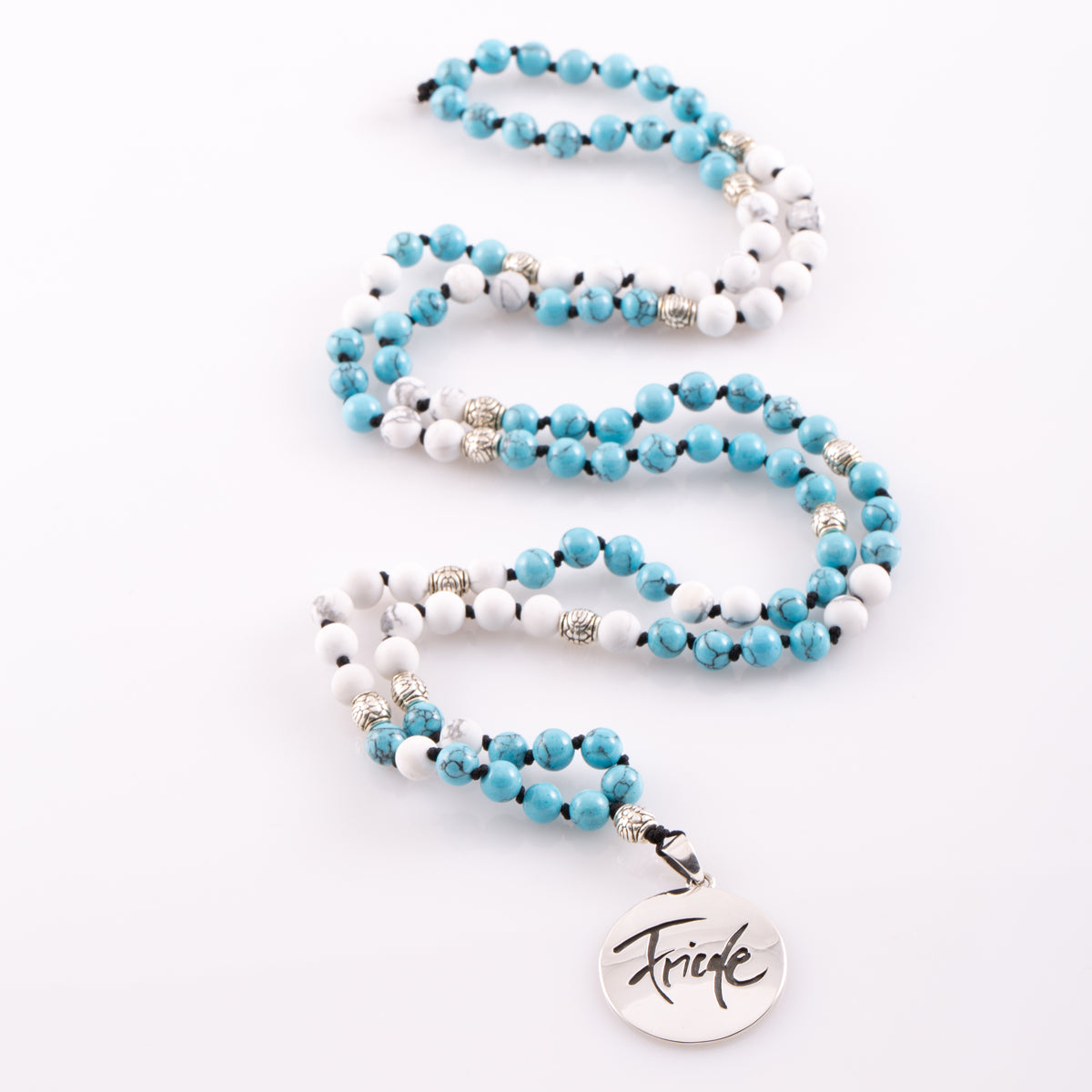 Mala Kette Türkis Howlith – Unikat mit „Friede“ Medaillon und liebevoller Geschenkverpackung