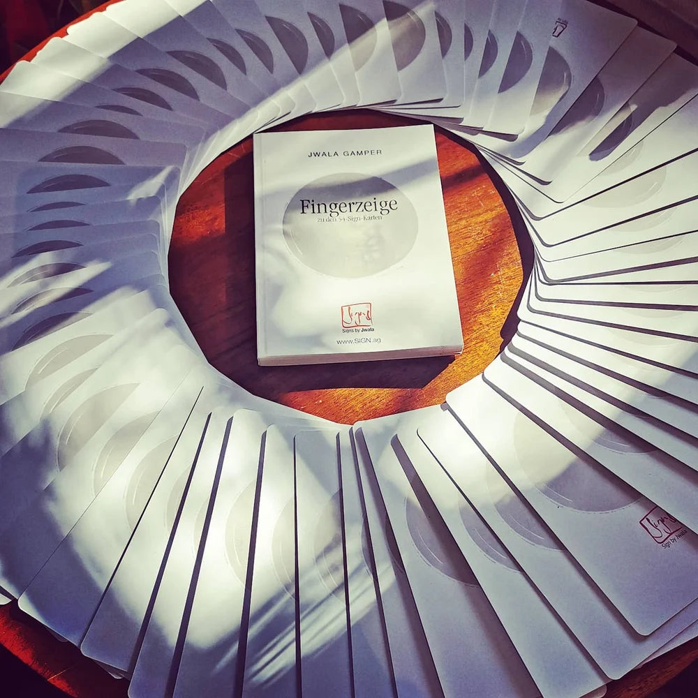 Fingerzeigkartenfächer auf dem Tisch mit Fingerzeig Buch