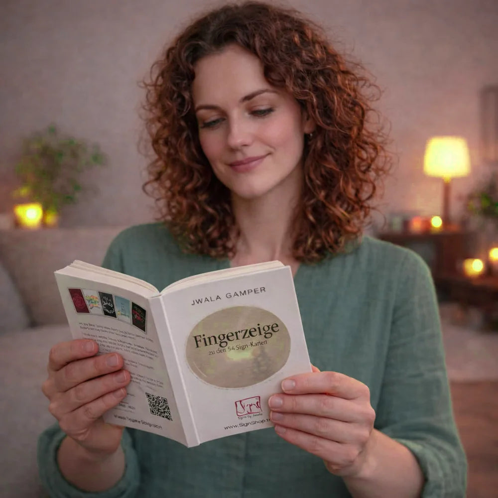 Premium-Orakelkarten-Set für spirituelle Inspiration: 54 Sign-Orakelkarten & Buch „Fingerzeige“ von Jwala Gamper in einzigartiger Luxus-Bauernleinen-Tasche – jetzt im SignShop Tirol online kaufen