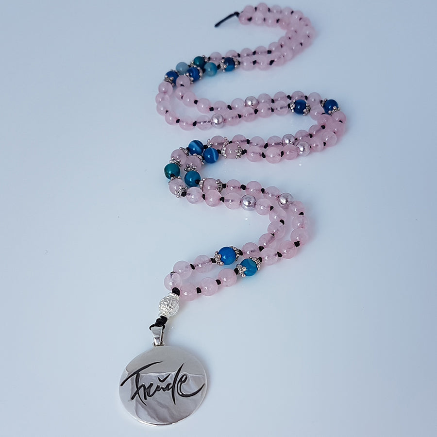 Mala-Kette Freude – Edelstein-Halskette mit Rosenquarz & blauem Achat für emotionale Heilung sichern