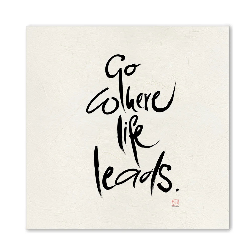 Handgemachtes Leinwandbild „Go where life leads.“ – Originaldruck, Sign by Jwala®, inspirierende Wanddekoration, limitiertes Kunstwerk, wertvolles Geschenk für Mut und Veränderung
