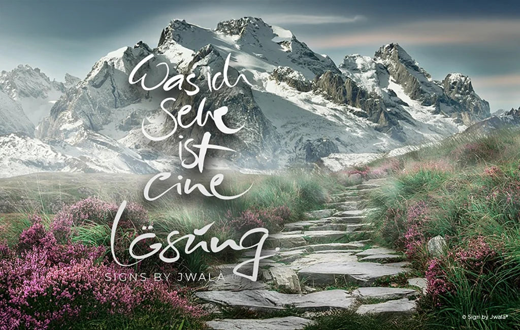 Das Bild zeigt eine grüne Wiese mit Bergen im Hintergrund und im Vordergrund die Botschaft „Was ich sehe ist eine Lösung.“ – ideale Botschaft aus dem SignShop Tirol für Menschen, die Lebensmut und Zuversicht suchen.