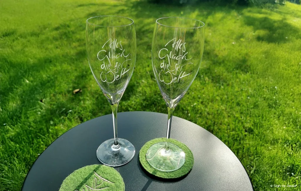 Champagner- und Sektgläser von Riedl mit der Botschaft „Alles Glück dieser Welt“ aus dem Onlineshop SignShop Tirol