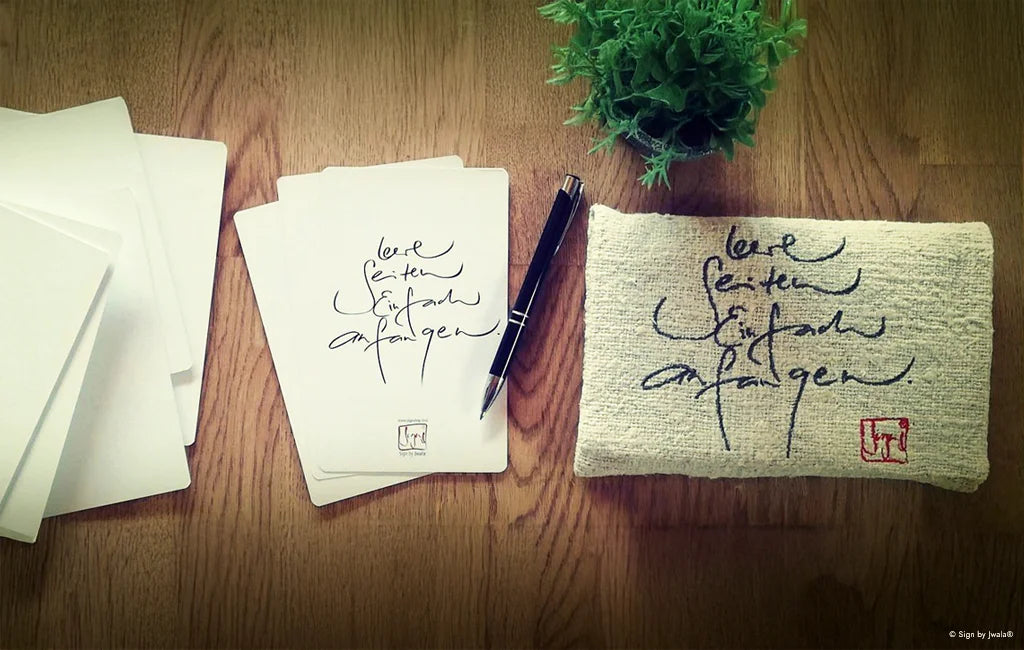 Weiße Inspirationskarten im Bauernleinen-Beutel, vorne das Buch „Fingerzeige“ aus dem SignShop Tirol