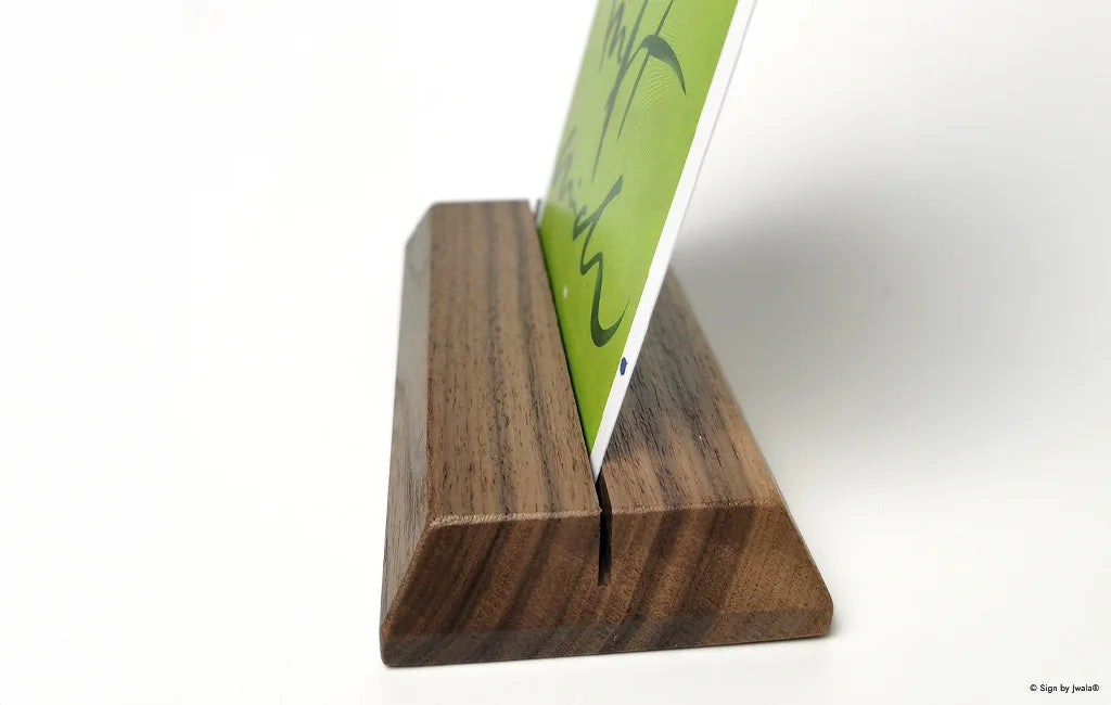 Holzständer mit Inspirationskarte, als Zubehör im SignShop Tirol erhältlich.