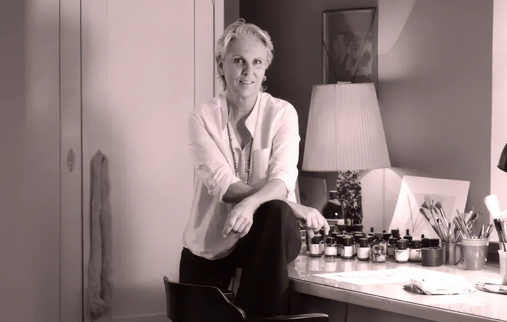 Alt-Titel:
Jwala Gamper lächelt herzlich in die Kamera, umgeben von natürlichem Licht und sanftem Hintergrund.