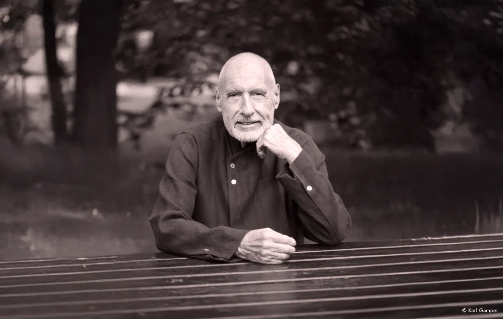 Zu sehen ist Karl Gamper, der mit offenem, herzlichem Blick in die Kamera schaut. Der dezente Hintergrund rückt ihn in den Mittelpunkt und verleiht dem Bild eine Ausstrahlung von Wärme, Authentizität und inspirierender Präsenz.