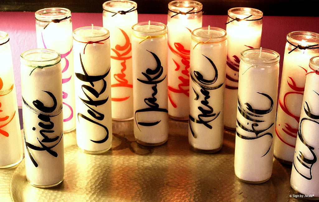 Verschiedene Kerzen mit Botschaft aus dem Onlineshop SignShop Tirol mit langer Brenndauer von über 100 Stunden, liebevoll arrangiert.