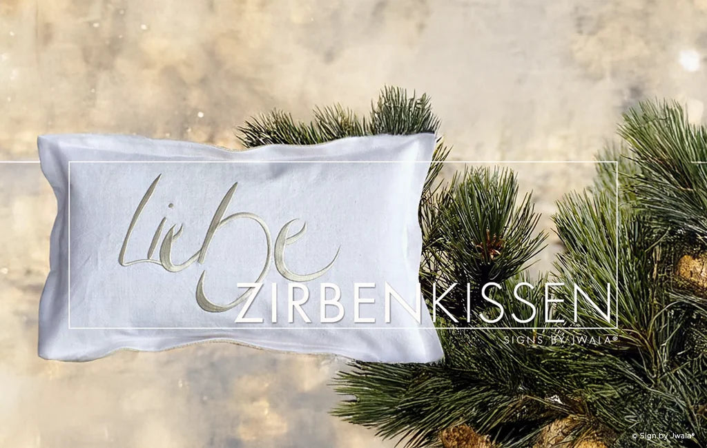 Das Bild zeigt kuschelige Kissen mit inspirierenden Botschaften auf der Vorderseite aus dem Onlineshop SignShop Tirol. Die Kissen sind mit duftenden Zirbenflocken gefüllt und laden zum Entspannen, Wohlfühlen und Träumen ein.