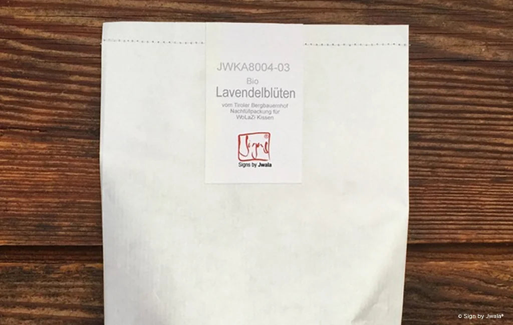 Das Bild zeigt eine Tüte mit Bio-Lavendelblüten aus dem Onlineshop SignShop Tirol. Die Verpackung ist liebevoll gestaltet und die Lavendelblüten verströmen einen natürlichen, beruhigenden Duft – ideal für kleine Wohlfühlmomente.