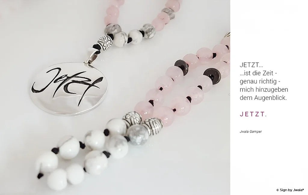Jetzt-Malas aus dem Onlineshop SignShop Tirol – handgeknüpfte Mala-Ketten mit Edelsteinen, spiritueller Schmuck, Achtsamkeit, Meditation, inspirierende Botschaften, hochwertige Edelstein-Malas, handgemacht in Tirol, persönliche Geschenke für besondere Momente