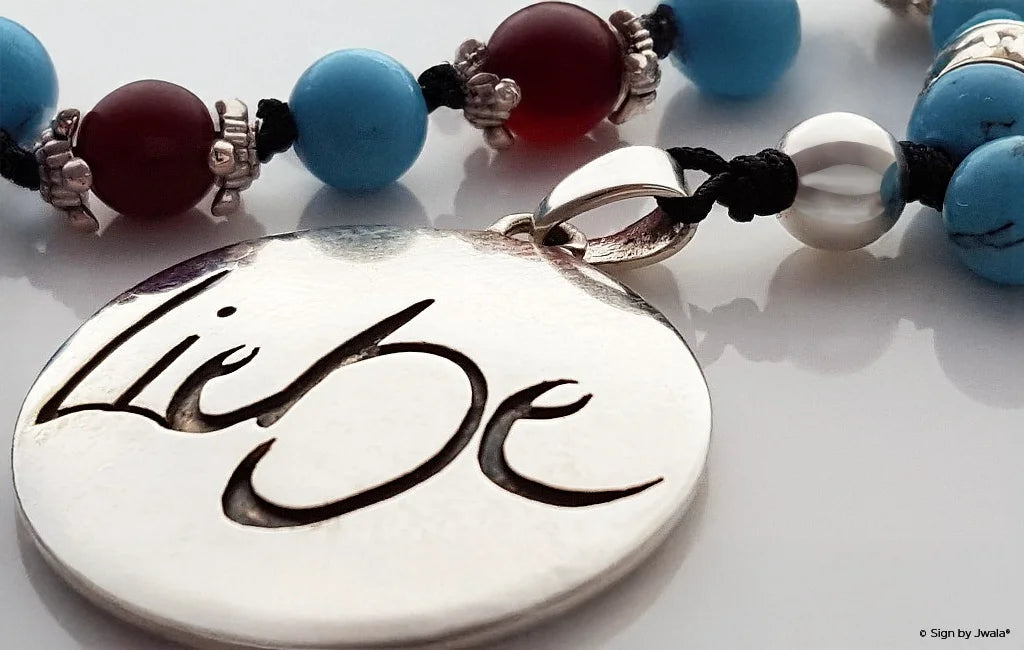 Amulett mit den Botschaften „Freude“, „Friede“, „Jetzt“, "Mut" und „Liebe“ aus dem Onlineshop SignShop Tirol – handgefertigter Schmuck mit inspirierenden Zeichen.