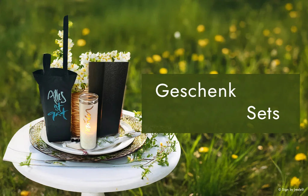 Kerze und Flaschentasche aus dem Onlineshop SignShop Tirol, liebevoll in einer Wiese dekoriert.