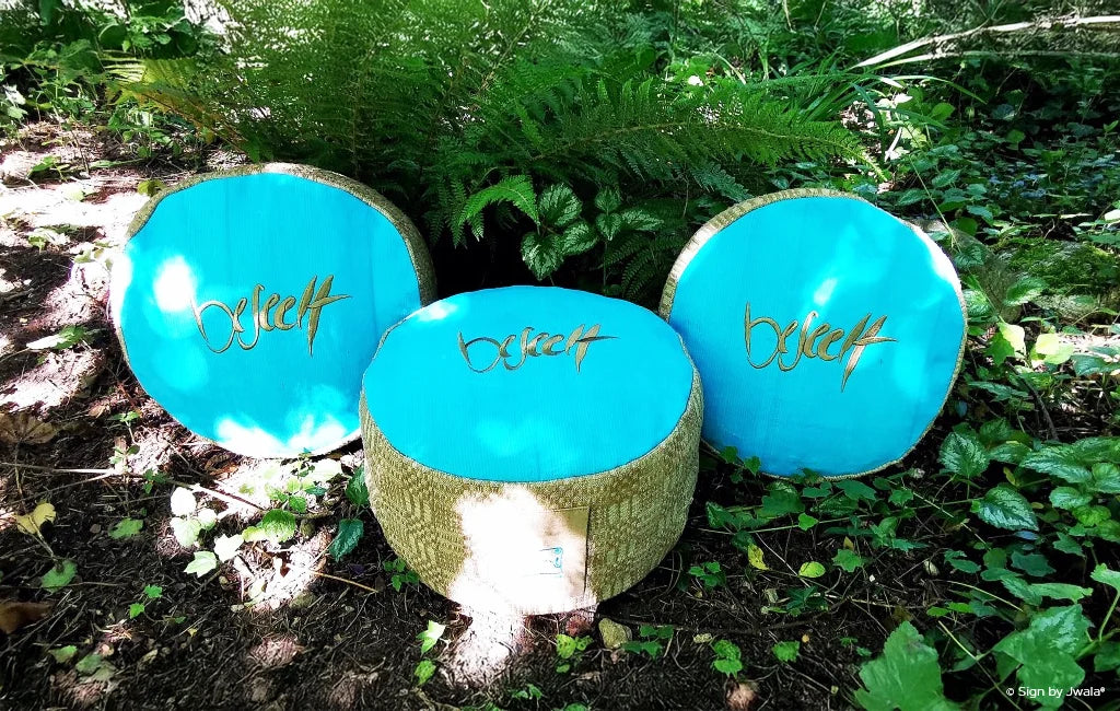 Meditationskissen aus Bauernleinen im Wald liegend für Yoga mit inspirierender Botschaft aus dem Onlineshop SignShop Tirol – für achtsame Ruhe und Balance.