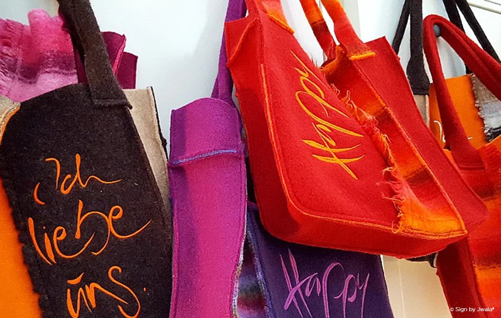 Bunte Yoga-Taschen mit inspirierenden Botschaften aus dem Onlineshop SignShop Tirol – für ein leichteres, achtsames Leben.