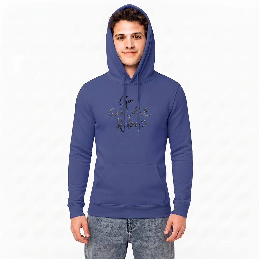 Porträt eines Mannes mit aufgesetzter Kapuze in einem blauen Herren-Hoodie mit elegantem Schriftzug-Sign „Go with the flow
